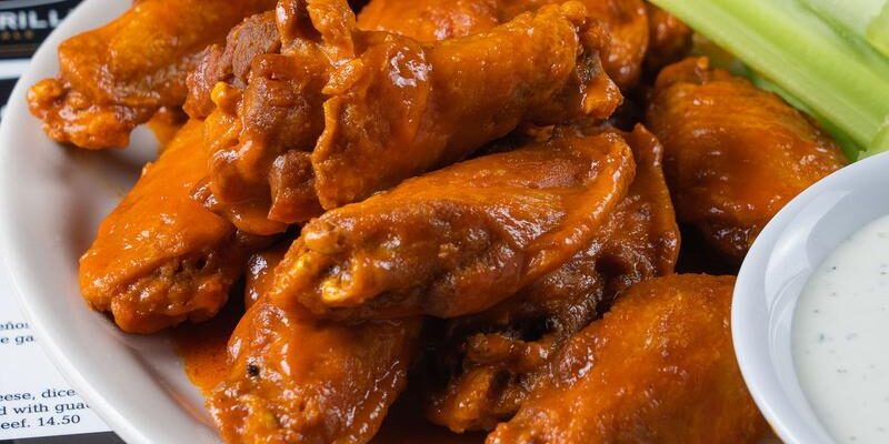 Buffalo chicken wings with ranch and celery